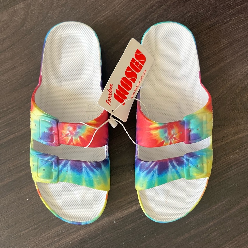 New! Women’s Freedom Moses slides! Size 7/8